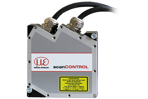 scanCONTROL-laserscanner met diverse kabelaansluitingen