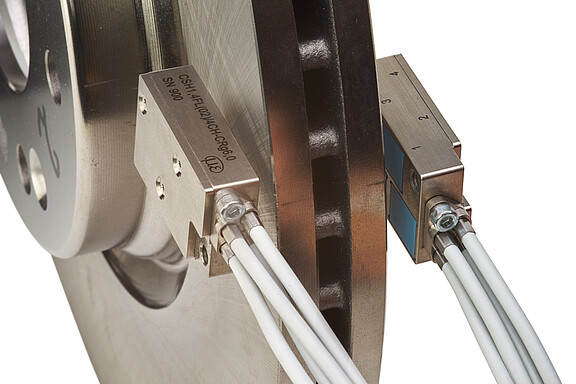 Een multi-spoor-sensor meet vier sporen op een remschijf