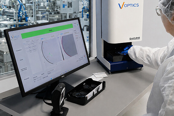 Automated cosmetic inspection of spectacle lenses